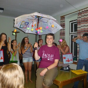 Sr. Maria bekommt als Geschenk einen bunt bemalten und behängten Regenschirm.