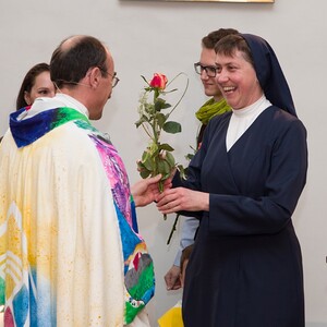 Pfarrer Johann Karner bedankt sich bei Sr. Maria