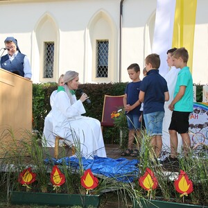 Die Kinder spielen das Evangelium, während Sr. Maria den Evangelisten liest. Jesus wird von Pastoralreferentin Ines Kvar gespielt.