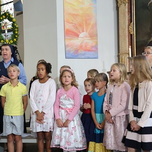 Sr. Maria begleitet die Kinder bei der ersten Wort-Gottes-Feier im österreichischen Fernsehen.