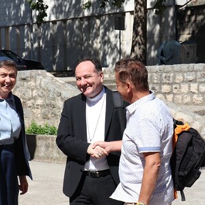 Sr. Maria und Wolfgang Garber begrüßen unseren ehemaligen Provisor Bischof Petar PaliPalić