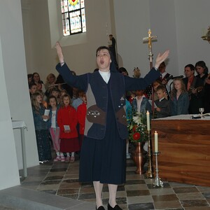 Sr. Maria leitet den Chor.